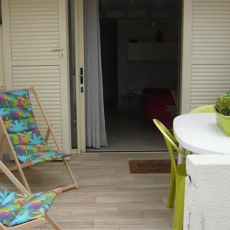 Maisonnette Au Bord De L'etang Port