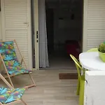 Maisonnette Au Bord De L'etang Port