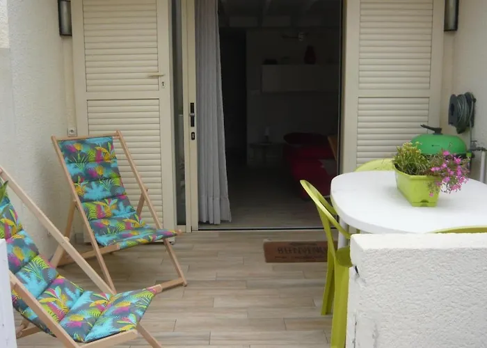 Maisonnette Au Bord De L'etang Port